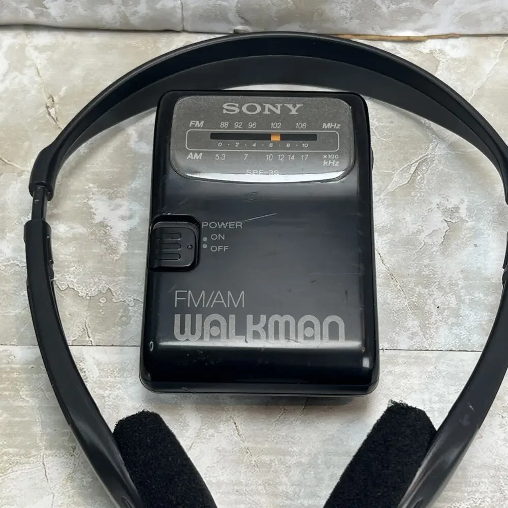 Sony SRF-39 FM/AM Walkman Portable Radio & Belt Clip W/Headphones TRH-2 Tested